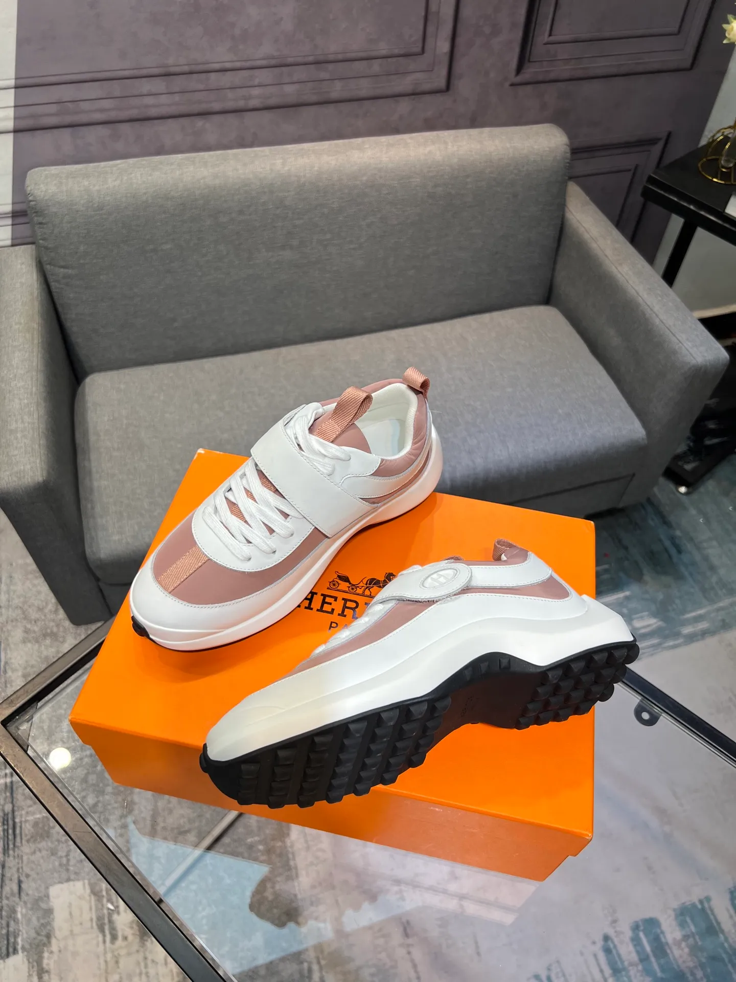 Men's shoes 💰600 Actual photos 🎬 [Hermès] Couple style, official website synchronization Counter quality French Paris catwalk style Simple and classic Imported original fabric Original 1:1 outsole! The highest version on the market! Size: Female 35-41. Male 39-45 (female 41, male 45 customized)